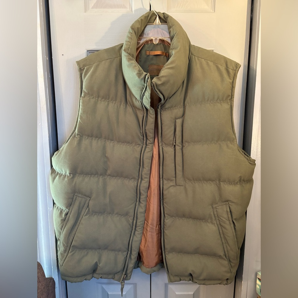 St. John's Bay Men's Sage Green Quilted Vest with 5 pockets , Large.